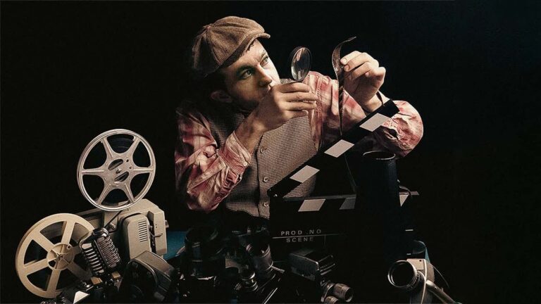 Banner de la comunidad de cine “Cinema Community” con iconos cinematográficos como una cámara de filmación, una claqueta, rollos de película y figuras de cine sobre un fondo visual atractivo.