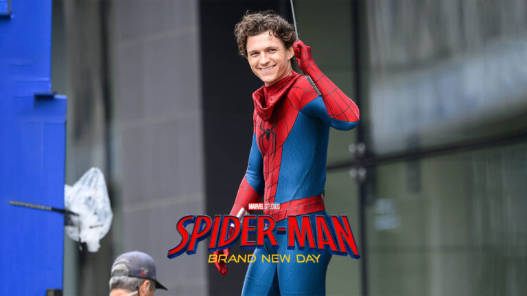 Póster de “Spider-Man: Brand New Day” (2026) con Spider-Man en traje rojo y azul columpiándose entre edificios sobre una ciudad iluminada al atardecer con el título destacado en la parte superior.