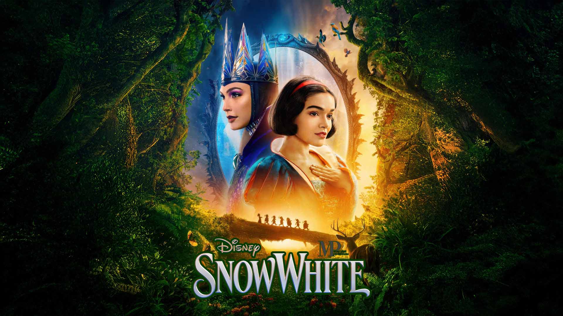 Póster de “Snow White” (2025) con la protagonista Blancanieves (Rachel Zegler) en primer plano con vestido claro sosteniendo una manzana roja, con un fondo de bosque mágico y el título del film en letras grandes.