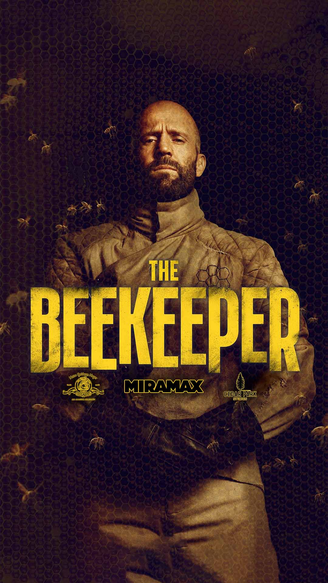 Póster de “The Beekeeper” (2024) con Jason Statham como Adam Clay vistiendo traje de apicultor con abejas volando alrededor y el título grande del film sobre un fondo oscuro y contrastado.