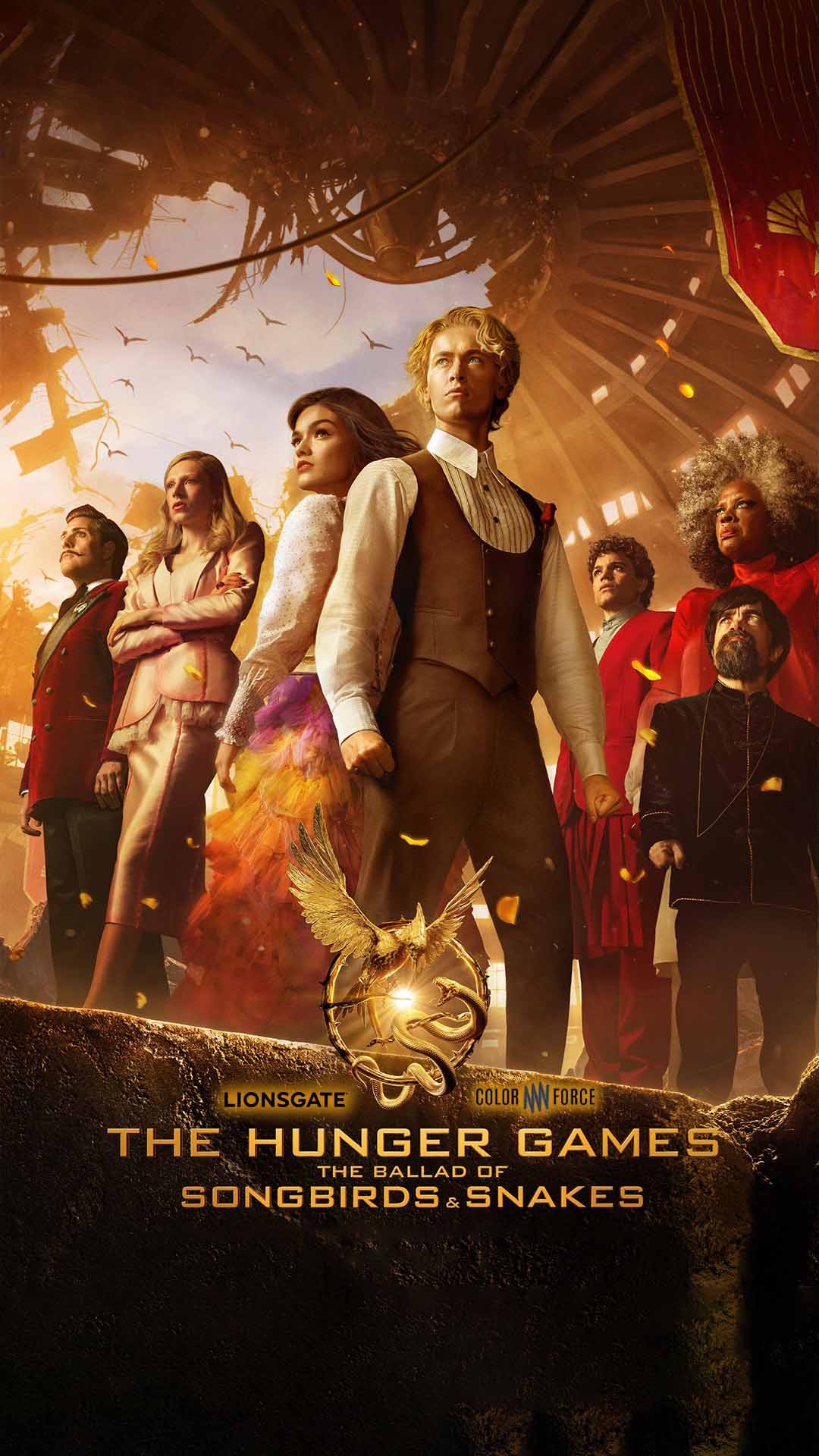 Póster de “The Hunger Games: The Ballad of Songbirds & Snakes” (2023) con Lucy Gray Baird y Coriolanus Snow, mostrando un ave cantor y una serpiente entrelazadas, con el título del film en letras grandes y un fondo dramático.