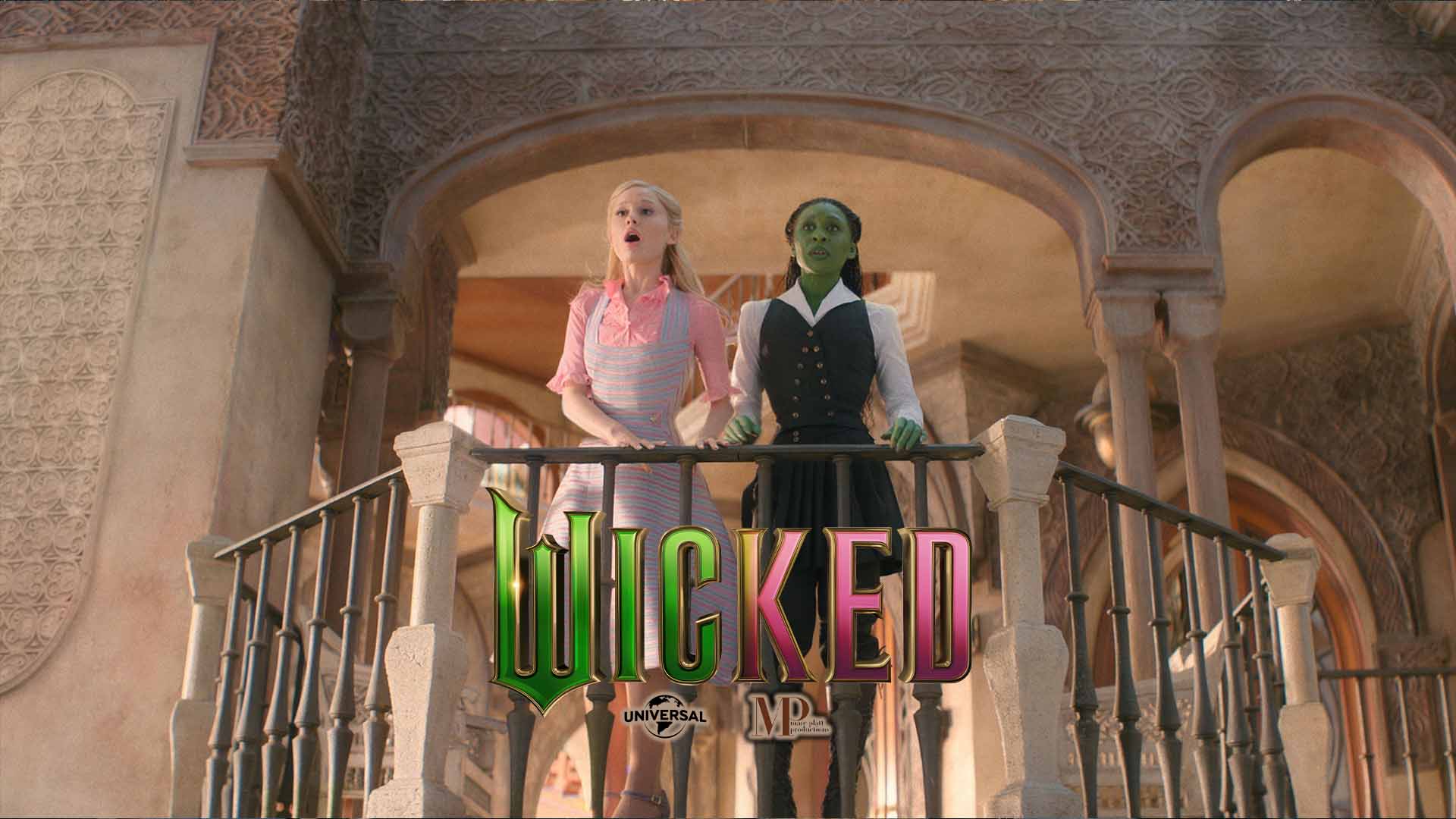 Póster de “Wicked” (2024) con las protagonistas Elphaba (piel verde) y Glinda cerca una de la otra sobre un fondo dramático de Oz, mostrando el título del film en letras grandes y estilo mágico.