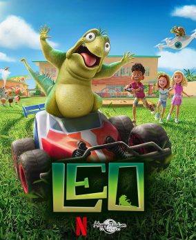Póster de “Leo” (2023) con la lagartija protagonista Leo en primer plano rodeada de coloridas notas musicales y elementos infantiles sobre un fondo vibrante con el título grande del film.