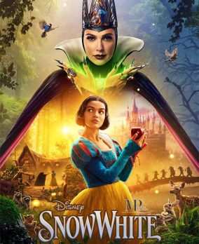 Póster de “Snow White” (2025) con la protagonista Blancanieves (Rachel Zegler) sosteniendo una manzana roja frente a un fondo de bosque mágico y el título del film en letras grandes y elegantes.
