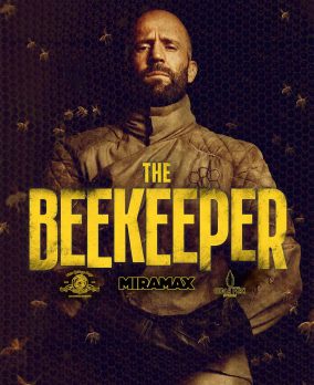 Póster de “The Beekeeper” (2024) con Jason Statham como Adam Clay vistiendo traje de apicultor con abejas volando alrededor y el título grande del film sobre un fondo oscuro y contrastado.